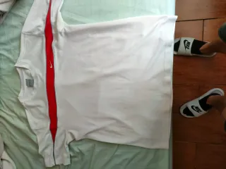 Camiseta Nike Blanca con Raya Roja