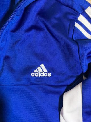 Chaqueta deportiva Adidas azul y blanca