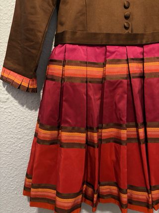 Vestido infantil marrón y rojo