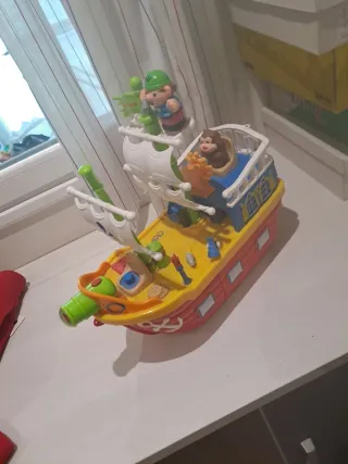 Barco pirata de juguete con figuras
