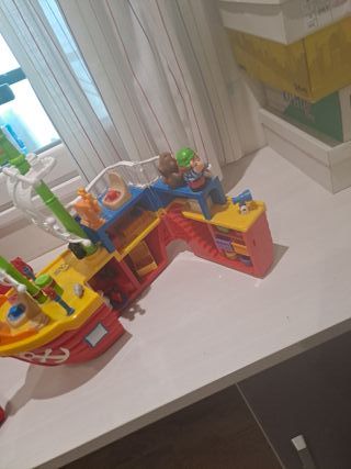 Barco pirata de juguete con figuras