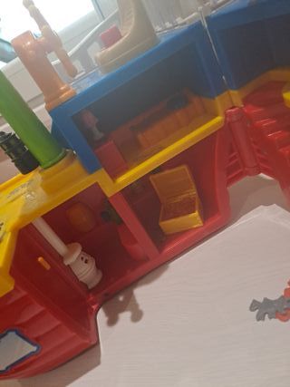 Barco pirata de juguete con figuras