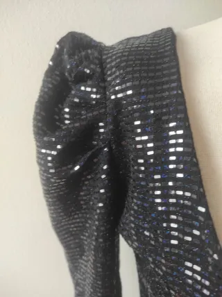 Vestido negro con lentejuelas plateadas