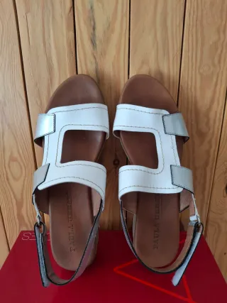 Sandalias de cuña plateadas y blancas