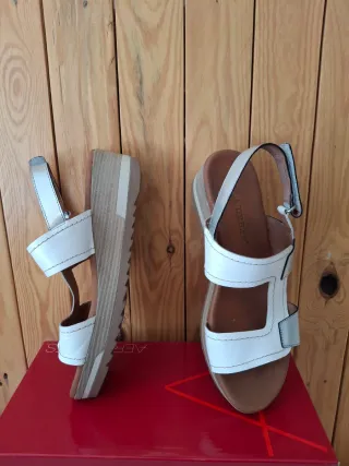 Sandalias de cuña plateadas y blancas