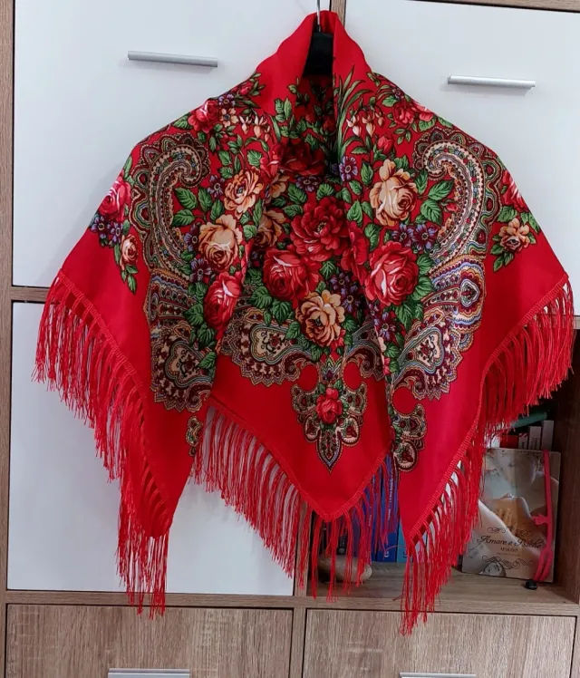 Fazzoletto russo rosso con frange