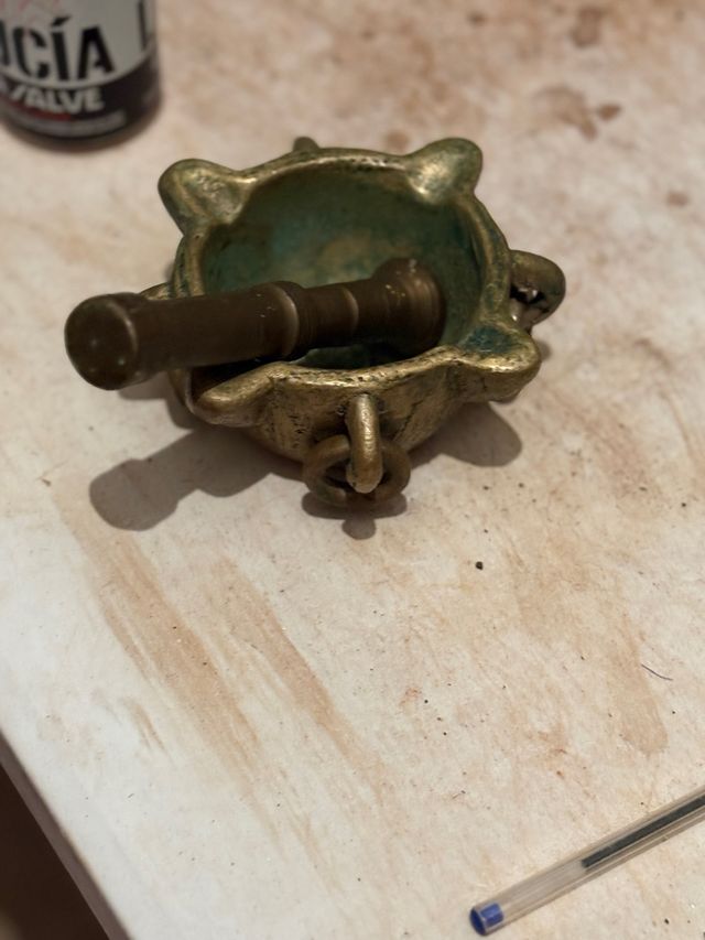 Mortero y mano de bronce antiguo
