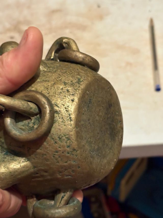 Mortero y mano de bronce antiguo