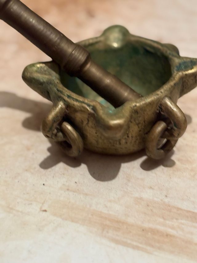 Mortero y mano de bronce antiguo