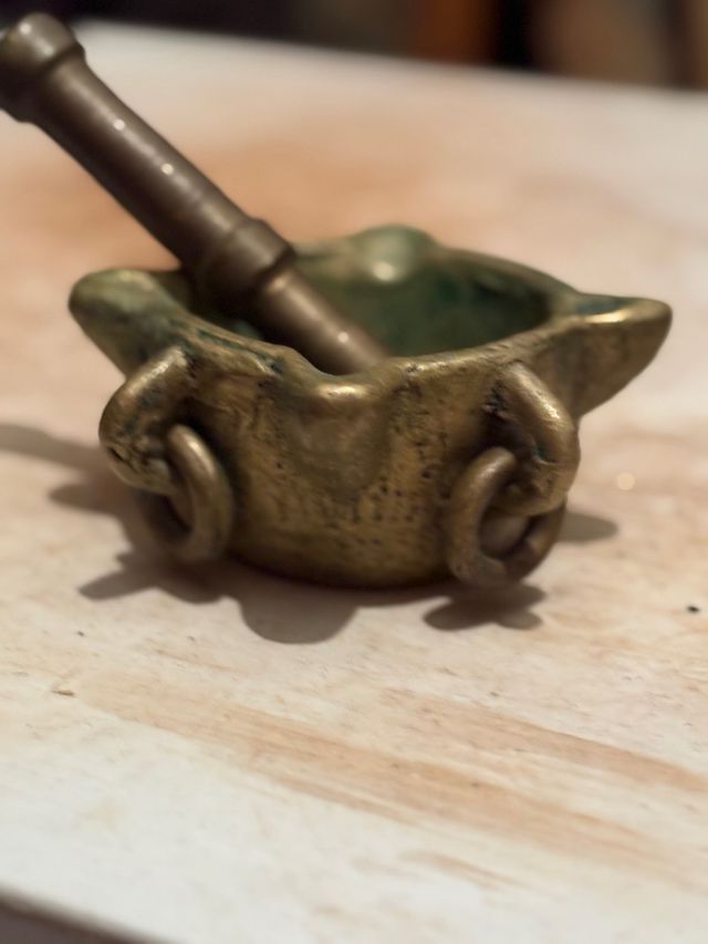 Mortero y mano de bronce antiguo