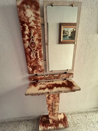 Mueble recibidor antiguo con espejo