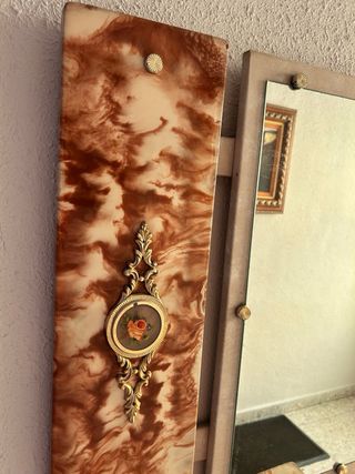 Mueble recibidor antiguo con espejo