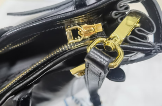 Bolso Prada Softlux negro de tamaño mediano
