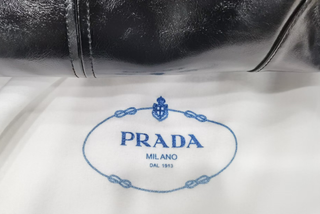 Bolso Prada Softlux negro de tamaño mediano