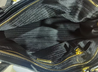 Bolso Prada Softlux negro de tamaño mediano