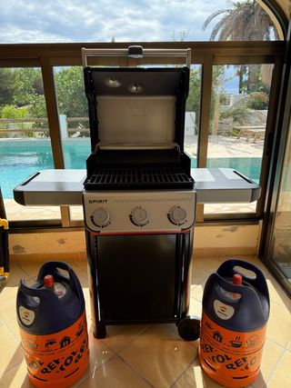 Weber E-310 con 2 bombonas de gas