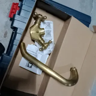 Grifo de metal antiguo para fregadero