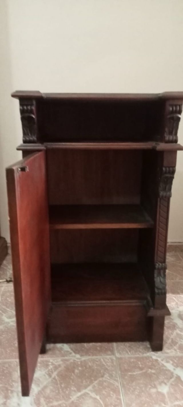 Mesita de noche de madera oscura