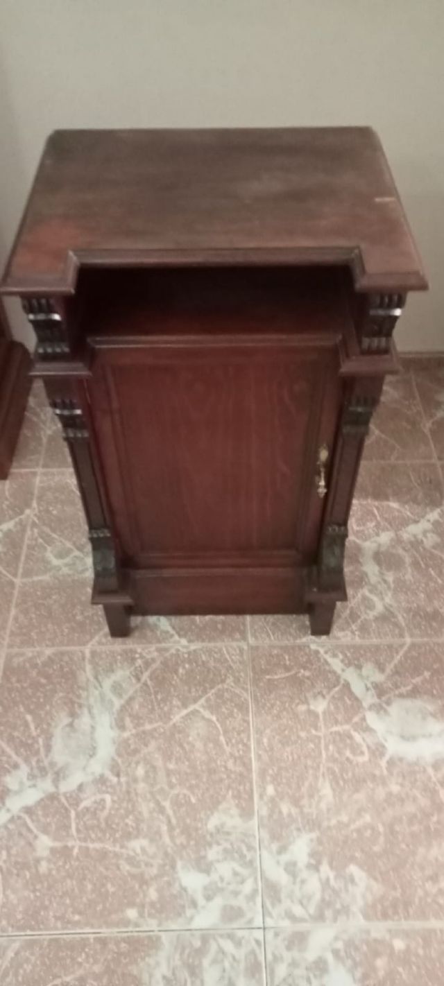 Mesita de noche de madera oscura