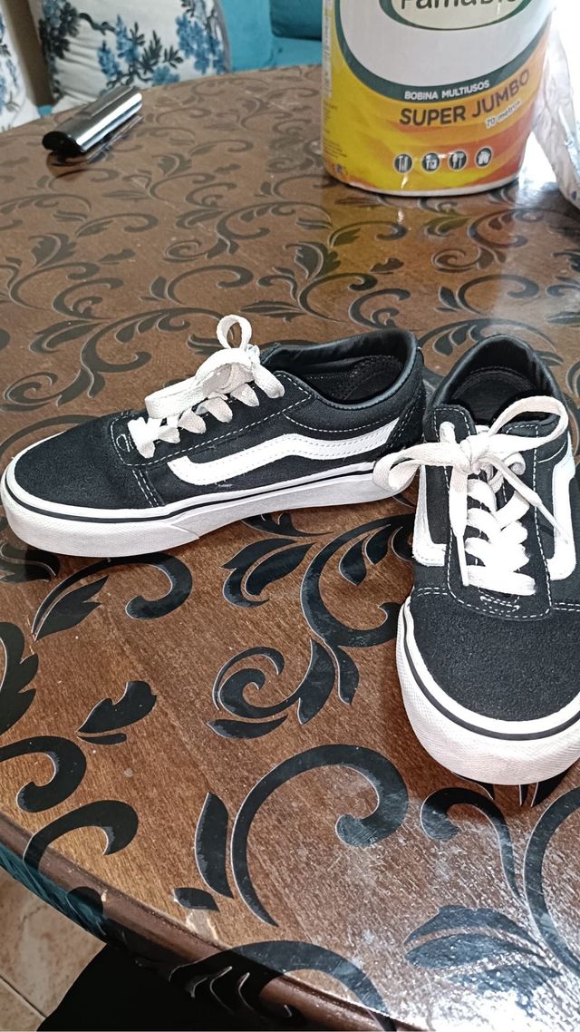 Zapatillas Vans Negras y Blancas talla 31