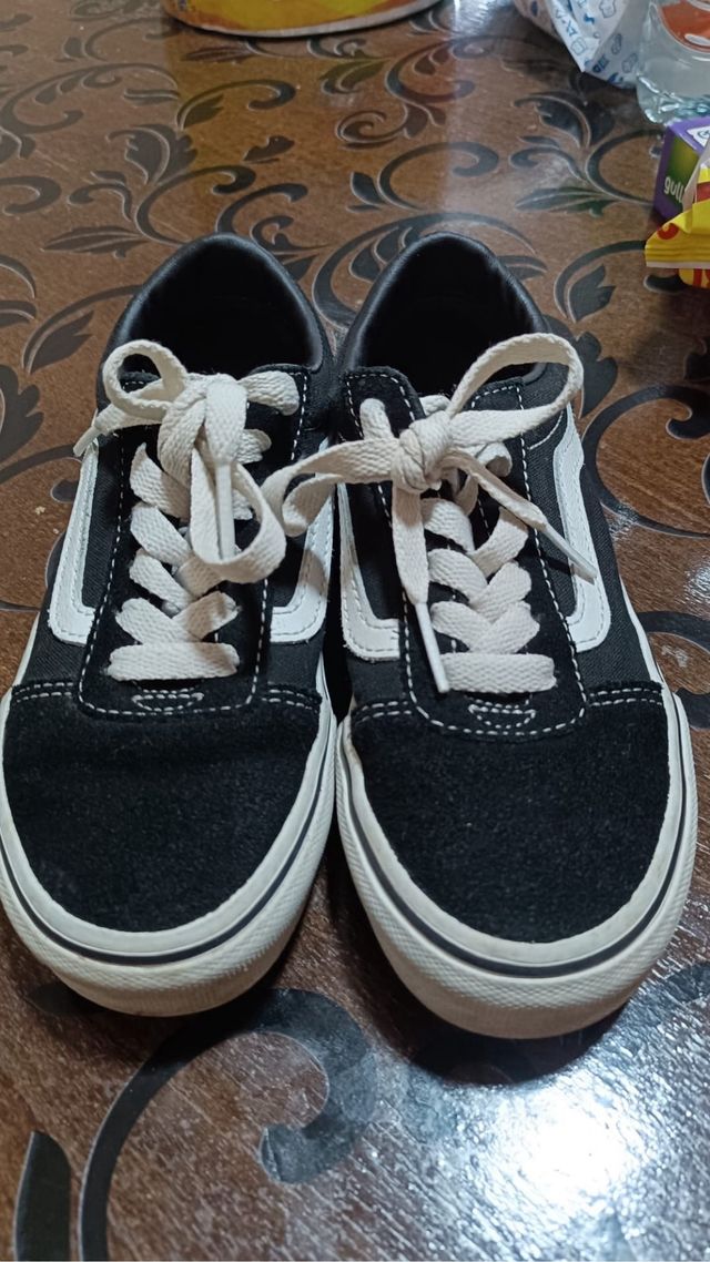 Zapatillas Vans Negras y Blancas talla 31