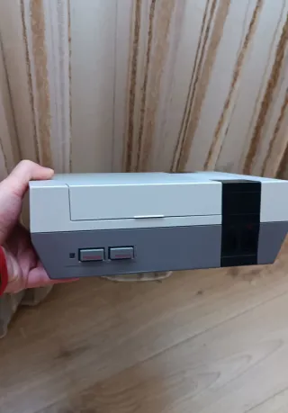 Consola Nintendo NES con mando y juegos