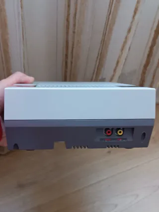 Consola Nintendo NES con mando y juegos