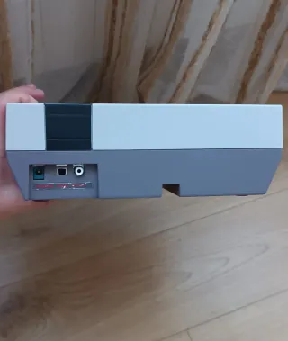 Consola Nintendo NES con mando y juegos