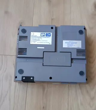 Consola Nintendo NES con mando y juegos
