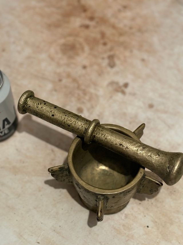 Mortero y mano de bronce antiguo