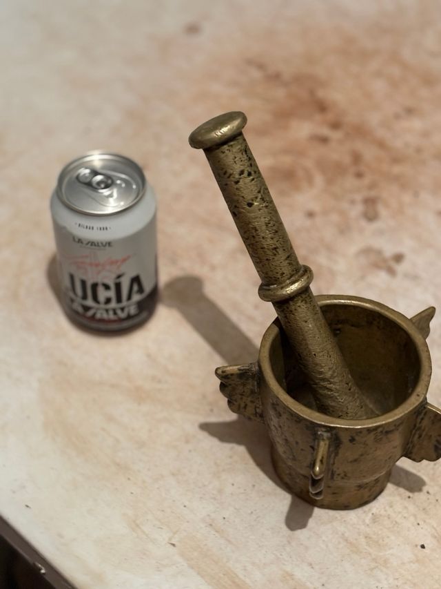 Mortero y mano de bronce antiguo