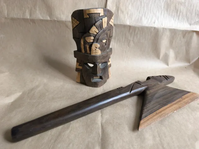 Máscara y hacha Maya