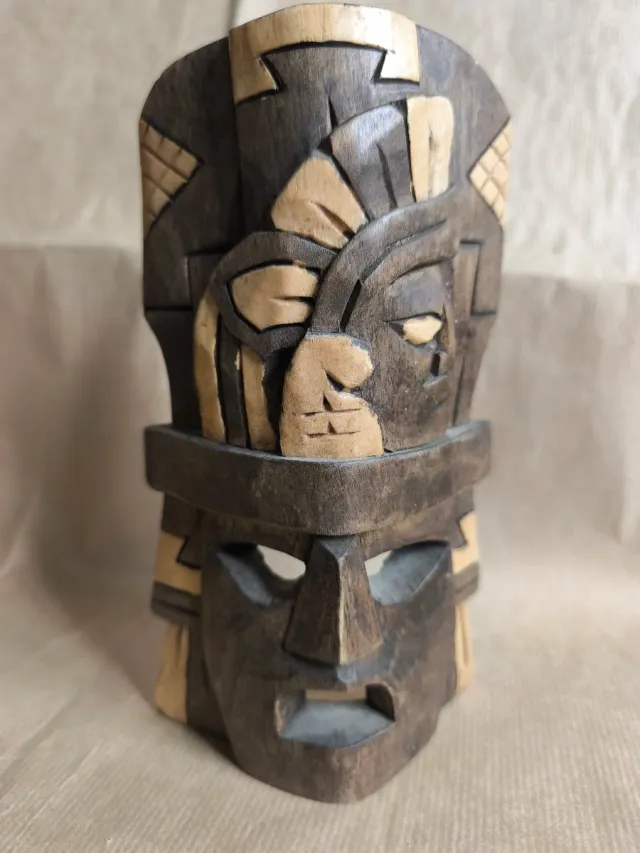 Máscara y hacha Maya
