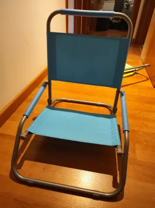 Silla de playa azul y gris