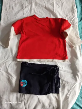 Tuta bambino 36 mesi sull'etichetta