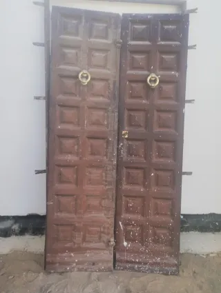 Puerta de hierro con aldaba