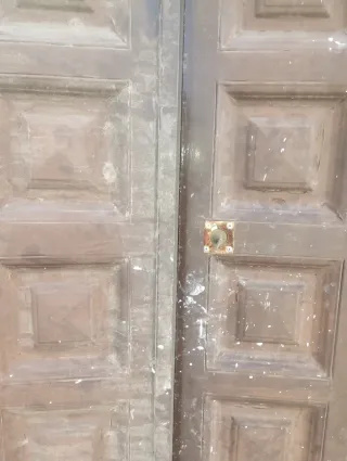 Puerta de hierro con aldaba