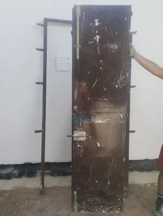 Puerta de hierro con aldaba