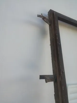 Puerta de hierro con aldaba