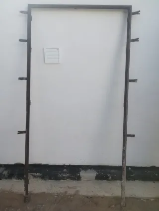 Puerta de hierro con aldaba