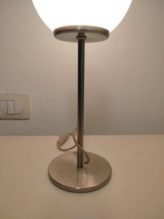 Lampada da tavolo Antea sfera vetro metallo