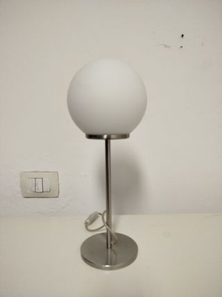 Lampada da tavolo Antea sfera vetro metallo