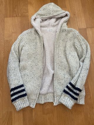 Chaqueta con forro polar y capucha