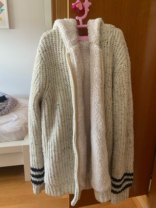 Chaqueta con forro polar y capucha