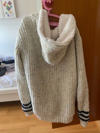 Chaqueta con forro polar y capucha