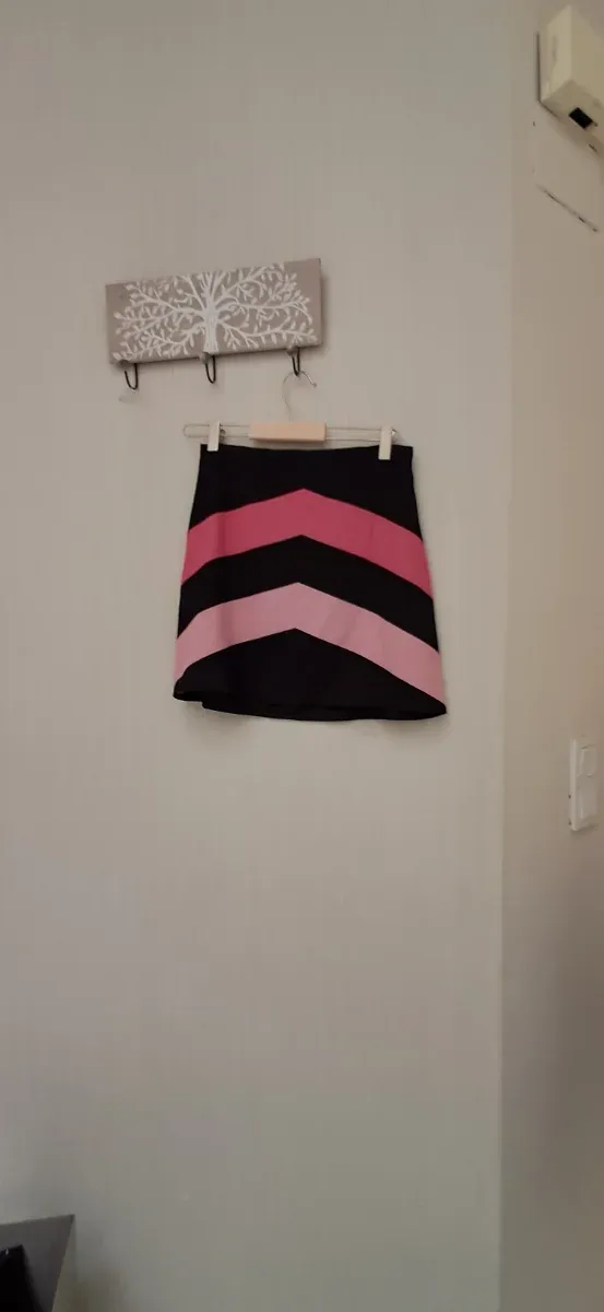 Falda negra y rosa con diseño chevron