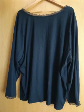 Camiseta negra manga larga con encaje