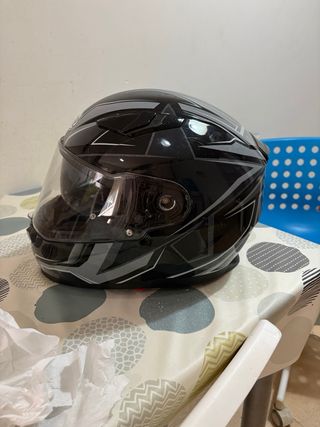 Casco de moto negro con diseño