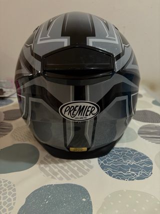 Casco de moto negro con diseño