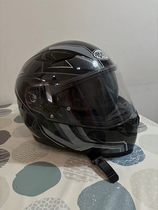 Casco de moto negro con diseño